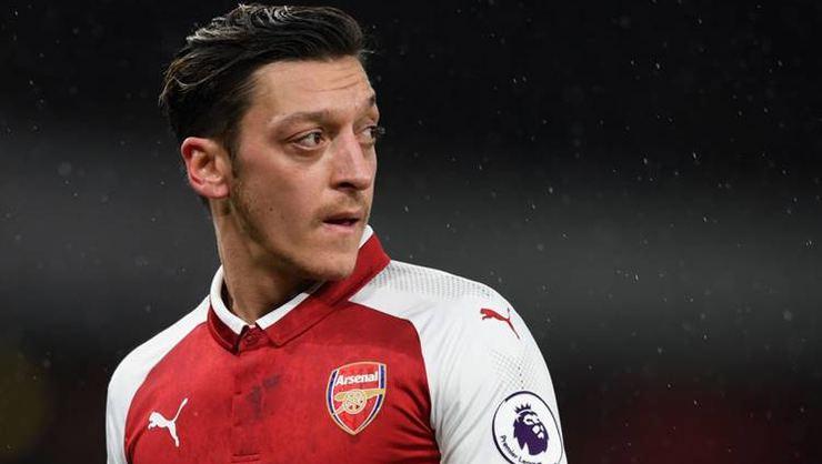 Mesut zil FIFA takm kurdu, ilk transferini yapt