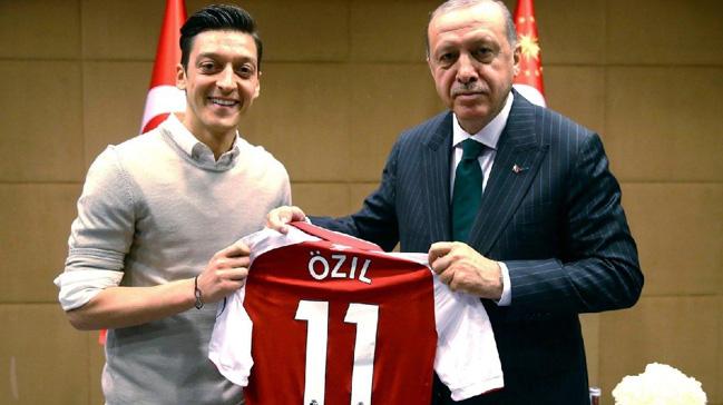 Cumhurbakan Erdoan, Mesut zil'i savundu: Alman milli takmn sebepsiz yere terk etmedi