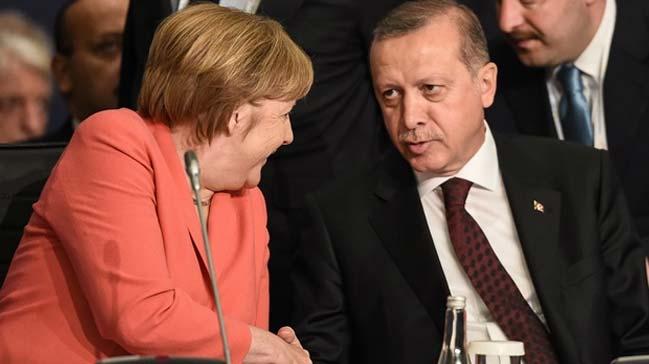 Bakan Erdoan, MT tarafndan hazrlanan 69 kiilik terr sulular listesini Merkel'e verdi