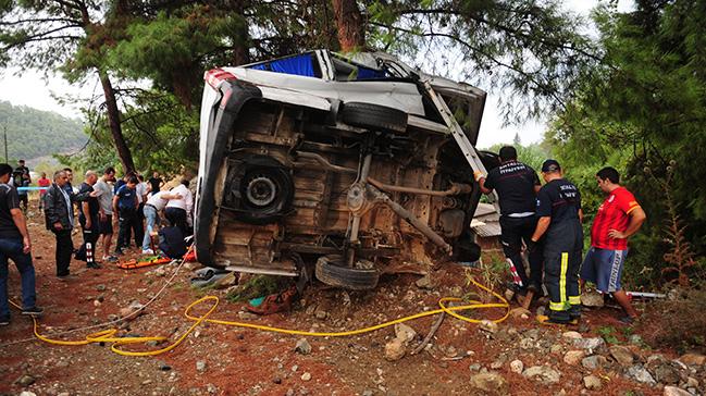 Kemer'de tur minibs devrildi, 3 kii hayatn kaybetti