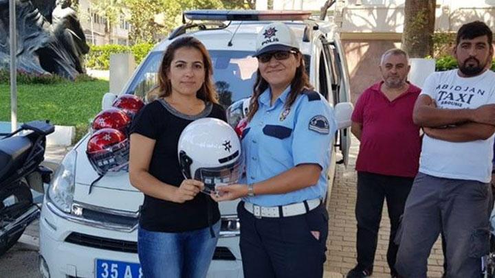 zmir'de polisi ceza yerine kask datt 