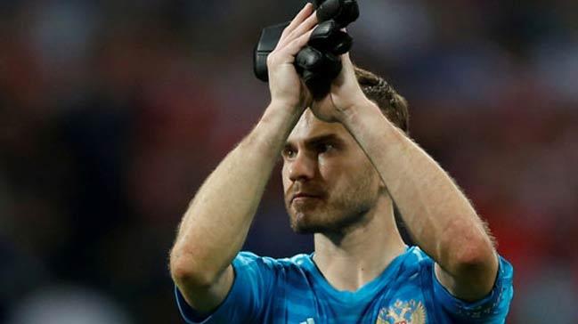 Rus kaleci Akinfeev milli takm brakt