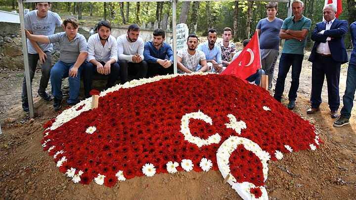 Irak'n kuzeyinde ehit olan Piyade Uzman avu mezarna karanfillerden Trk bayra yaptlar