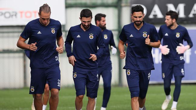 Fenerbahe'nin idman haberindeki fotoraflarda Cocu'ya yer vermemesi dikkat ekti