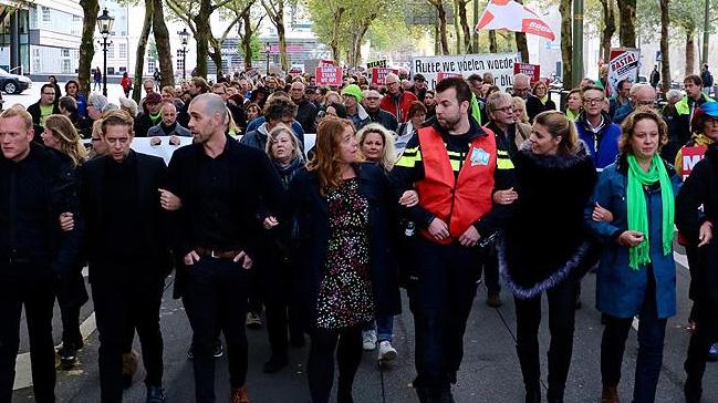 Hollanda'da kamu alanlar hkmet kart protesto yapt 