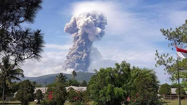 Deprem ve tsunaminin ardndan Endonezya'da yanarda patlamas meydana geldi