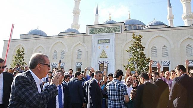 Bakan Erdoan cuma namazn Mimar Sinan Camii'nde kld