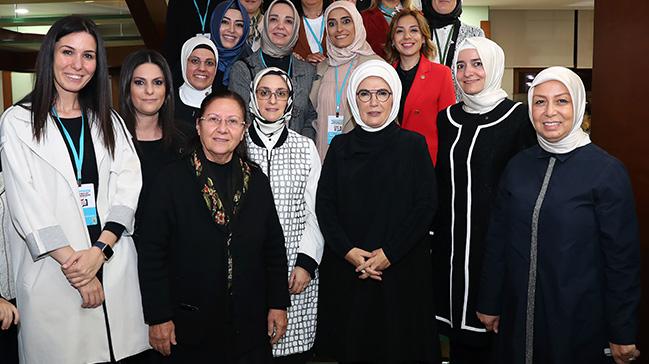 Emine Erdoan AK Parti'li kadnlarla bulutu 