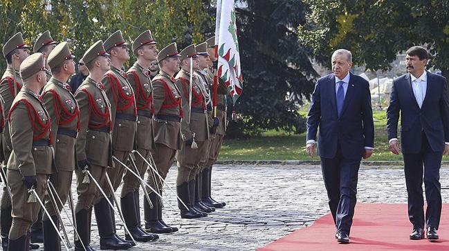 Cumhurbakan Erdoan Macaristan'da resmi trenle karland