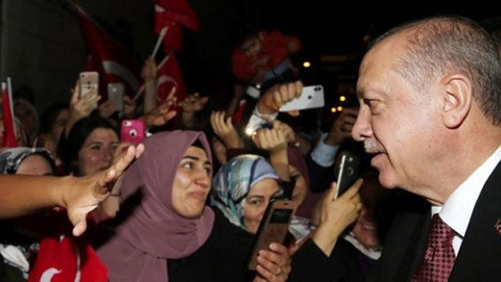 Bakan Erdoan, kendisine sevgi gsterisinde bulunan vatandalar selamlad