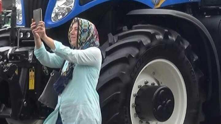 Tarim Fuari Nin Gozdesi 1 Milyon Tl Lik Traktor Oldu