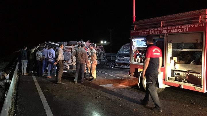 Mardin'de yolcu minibs ile hafif ticari aracn arpmas sonucu 14 kii yaraland