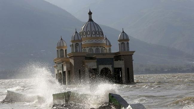 Endonezya'da deniz kenarndaki cami deprem ve tsunamiye ramen yklmad