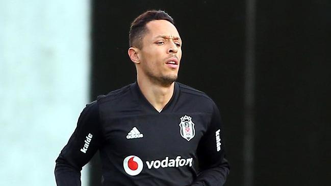 Adriano, U21 takmyla oynanan antrenman manda yeniden sakatland