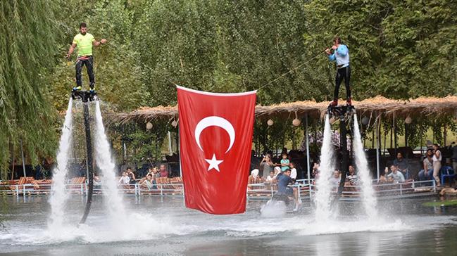 Mardinde, er meydanna Trk bayraklar damga vurdu  