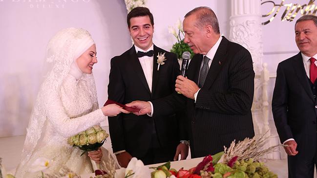 Bakan, Kayseri Bykehir Belediye Bakan elik'in olunun dn treninde nikah ahitlii yapt