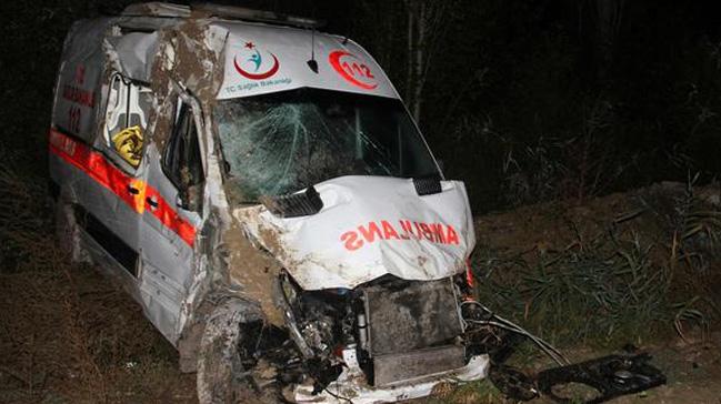 Konya'da ambulans arampole devrildi: 4 yaral