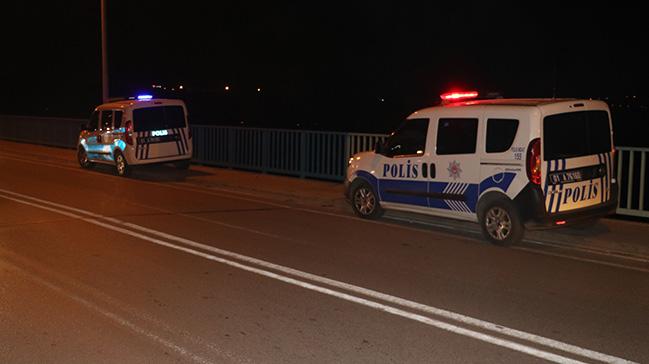 Adanada bir kadn taksiden iner inmez kprden gle atlayarak intihar etti