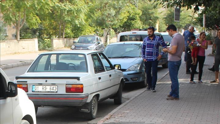 Adana'da yanllkla bakasnn otomobilini alp giden kiinin o anlar gvenlik kamerasna yansd