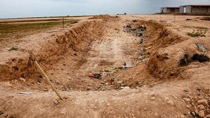 Irak'ta iinde terr rgt DEA'n katlettii 15 Ezidiye ait kalntlar olan toplu mezar bulundu