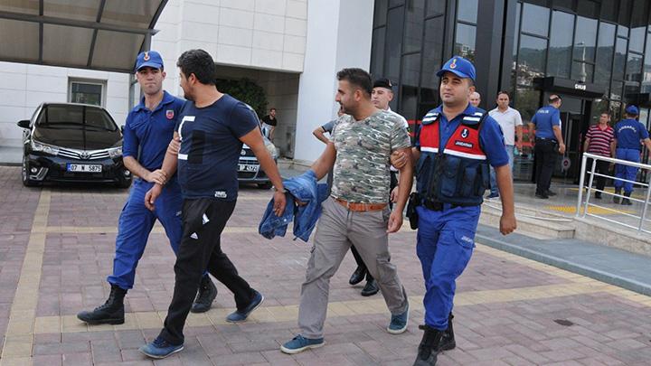 Antalya'da jandarma ekipleri kavga ihbar zerine gittikleri evde 3 kilogram esrar buldu