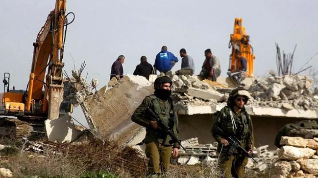 srail Bat eria'da bir Filistinlinin evini ykt