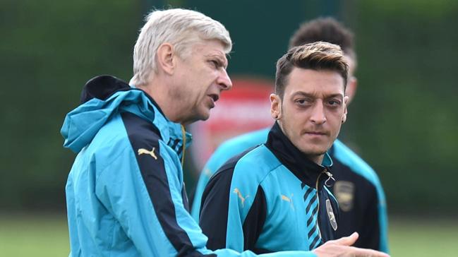 Arsene Wenger, Mesut zil'in Almanya Milli Takm'na dnmesi gerektiini savundu