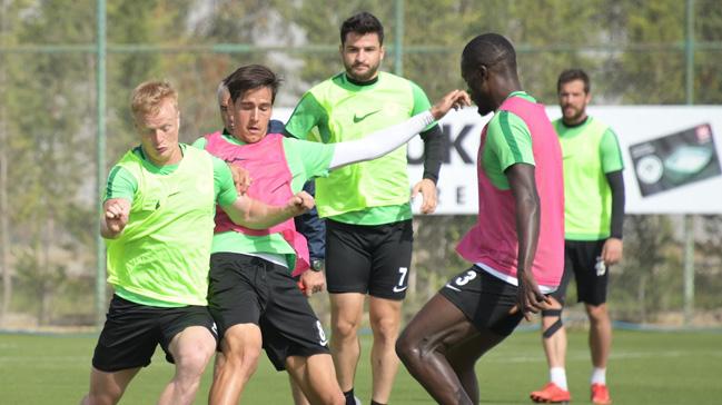 Atiker Konyaspor'da Ali Turan, Paolo Hurtado ve Abdou Razack Traore idmana katlmad