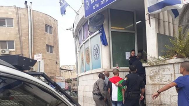 srail polisi Filistin bayrakl tirt giyen genci gzaltna ald 