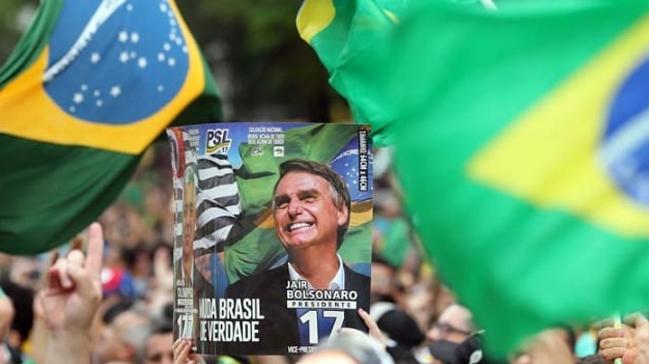 Brezilya'da Jair Bolsonaro destekileri ile kartlar sokaklara dkld