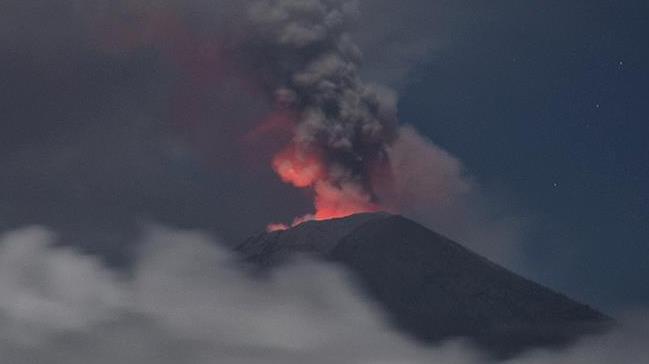 Endonezya'da bulunan Anak Krakatau Yanarda son 24 saatte 232 kez patlad