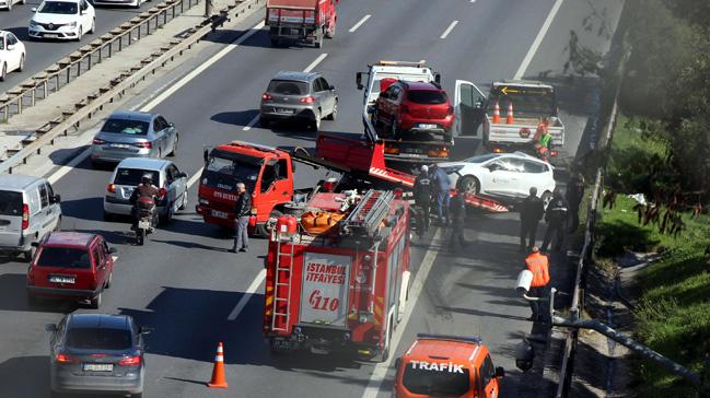 TEM otoyolu Okmeydan mevkinde iki otomobilin arpmas sonucu trafik kilitlendi