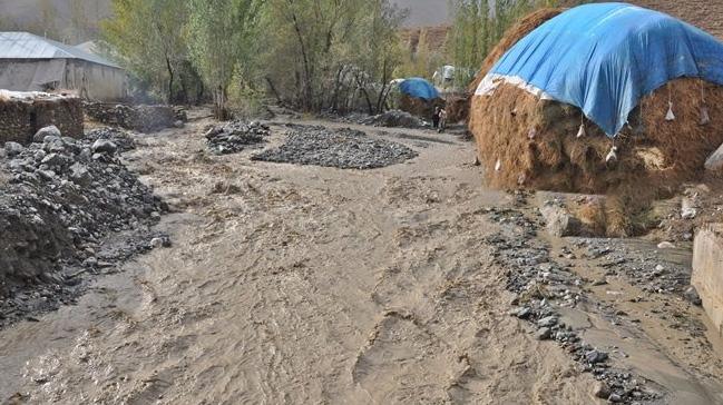 Hakkari'deki iddetli ya nedeniyle yol kt