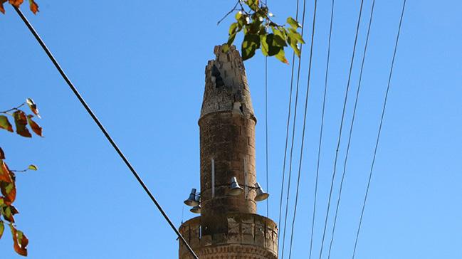 Gaziantep'te yldrmn isabet ettii caminin minaresinde hasar olutu 