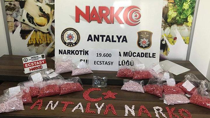 Antalya'da 19 bin 600 ecstasy hap ele geirildi 