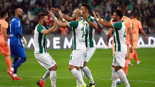 Bursaspor sahasnda Aytemiz Alanyaspor'u 2-0 malup etti