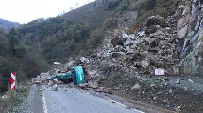 Giresun'da meydana gelen heyelanda i makinesi kayalarn altnda kald