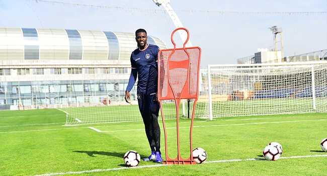 Medipol Baakehir'de Adebayor takmla birlikte almalara balad