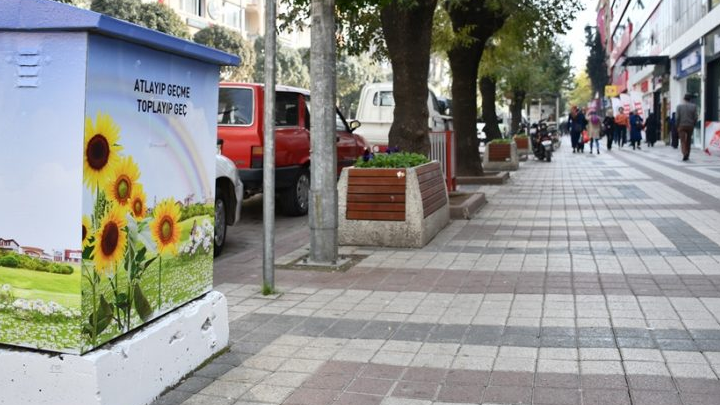 negl caddelerinde elektrik panolar renkleniyor 