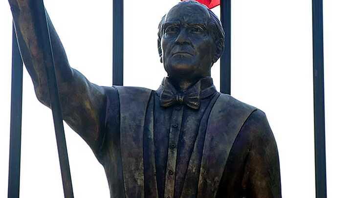 zmir'de Atatrk'e benzemeyen heykel yeniden tasarlanacak