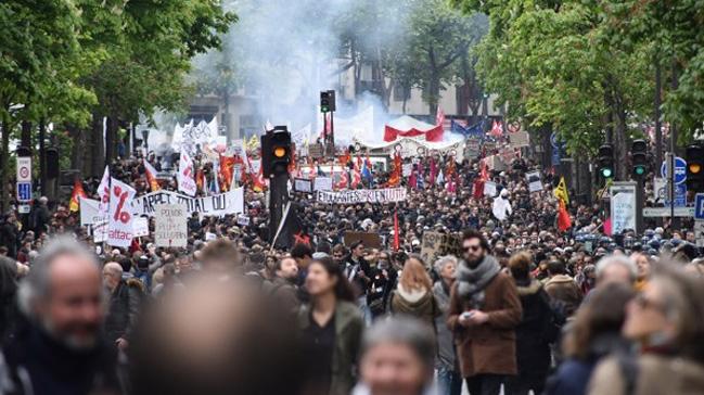 Fransa'da retmenler, hkmetin eitim reformuna kar greve gitti