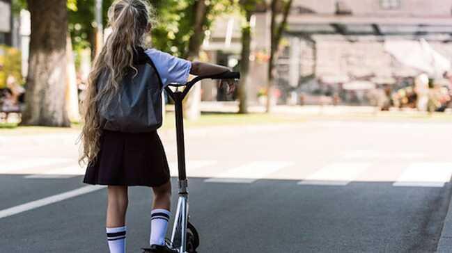 Scooter'la hz yapan ocuk, gelecekteki ehliyetine ilenmek zere alt ceza puan ald