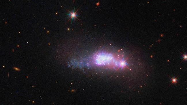 Hubble  teleskobu uzayn derinliklerindeki cce galaksiyi kayda ald