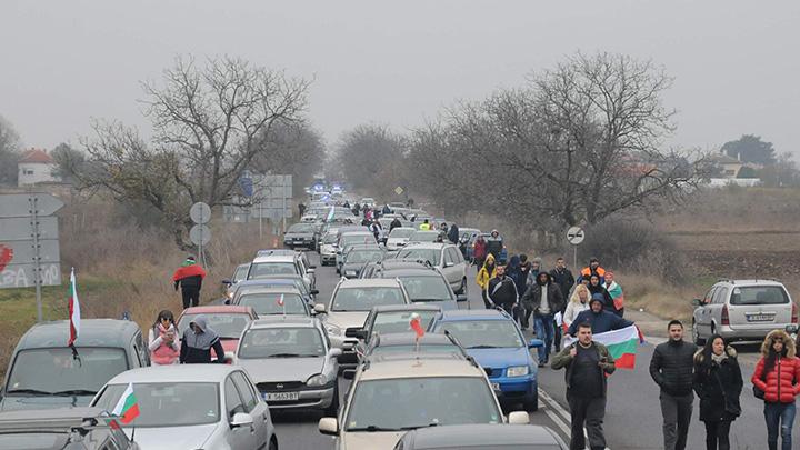 Bulgaristanda protestolar nedeniyle  lkenin snr kaplar ve baz otoyollar trafie kapatld
