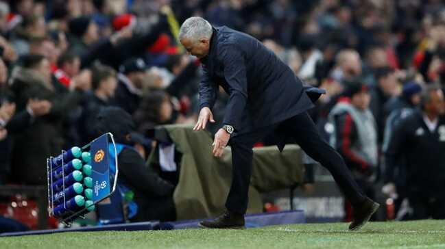 Jose Mourinho, Fellaini'nin 90+1'de att gol sonras su ielerini yere frlatt