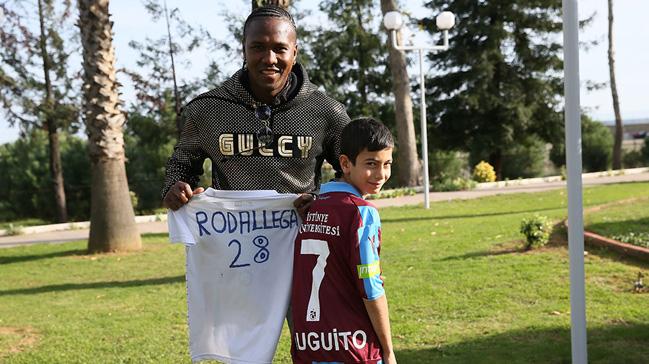 Rodallega, formasyla tribnde dikkati eken minik taraftar Arda Osma ile bulutu