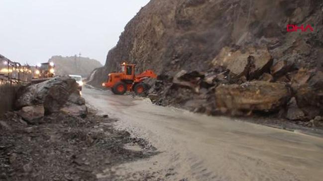 Hakkari- Van karayolunda heyelan meydana geldi