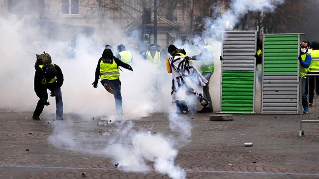 Paris'te binlerce polis konulandrld, ehir duman altnda kald  