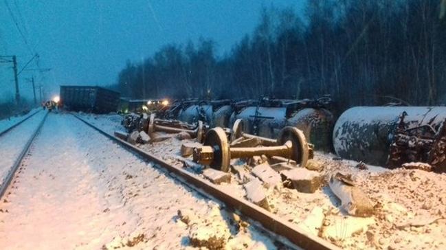 Rusya'da askeri aralar tayan tren devrildi  