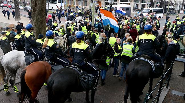 Fransa'da balayan 'Sar yelekliler'in protestosu Hollanda'ya srad